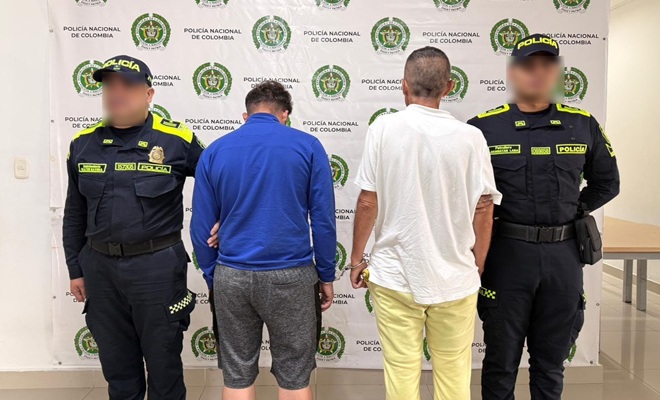 dos policías y dos capturados 