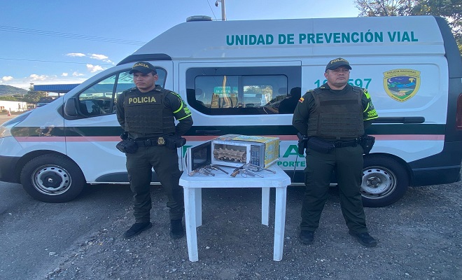 La Seccional de Tránsito y Transporte, hallan en vehículo de servicio público, cuatro armas de fuego tipo artesanal, calibre 38 mm La Seccional de Tránsito y Transporte, hallan en vehículo de servicio público, cuatro armas de fuego tipo artesanal, calibre 38 mm
