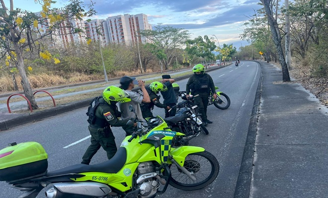 Polic&iacute;as realizan procedimiento de registro y control a ciudadanos en v&iacute;a publica