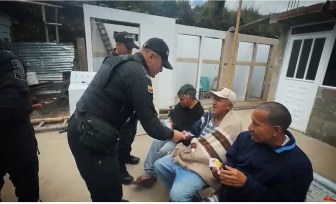Dos policías saludando a 3 ciudadanos adultos mayores de edad 