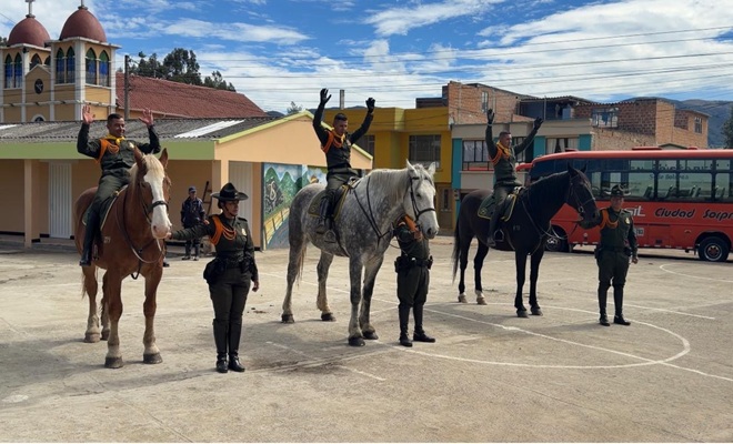 Tres funcionarios en carabineros en caballo haciendo actividades l&uacute;dicas 