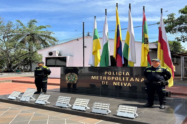 Recuperación de siete (07) reflectores de alumbrado público que habían sido reportados como hurtados en la ciudad de Neiva. Gracias a las labores investigativas realizadas por los uniformados, que permitieron ubicar y recuperar estos elementos