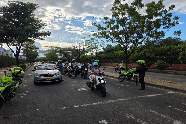 Polic&iacute;as realizan labores de registro y control a veh&iacute;culos durante los operativos
