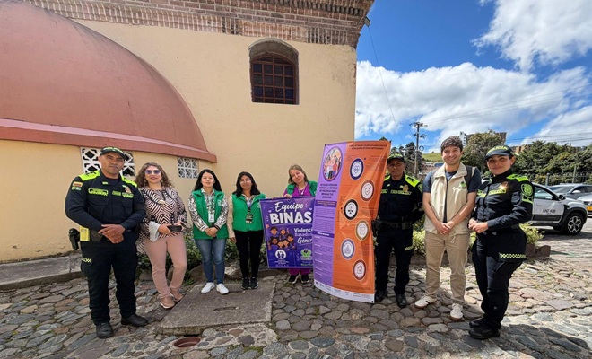 8 personas en la fotografía, entre funcionarios policiales, funcionarios ICBF y personal civil