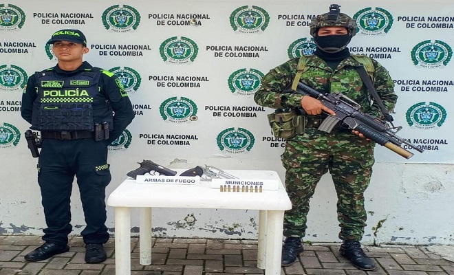 Policía Nacional y Ejército hallan dentro de un costal una pistola, un revólver y radio portátil de comunicación