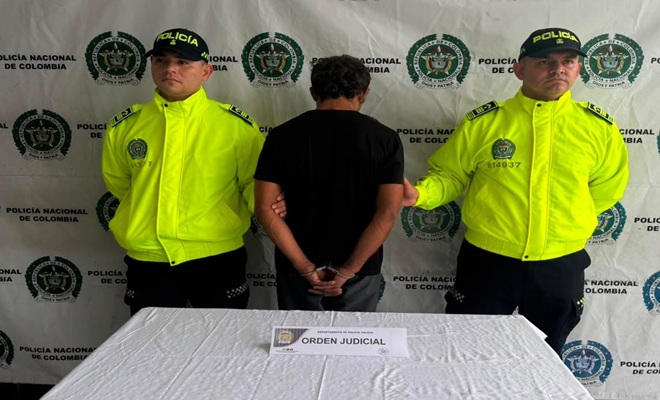Polic&iacute;as de SIJIN custodian persona capturada 