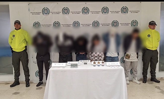 seis personas capturadas y dos uniformados policiales 