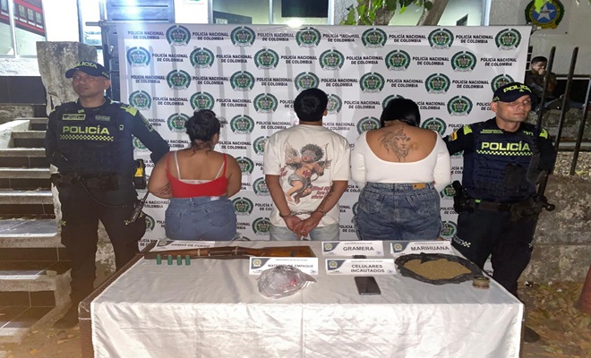 Polic&iacute;as custodian tres personas capturadas en la mesa elementos incautados 