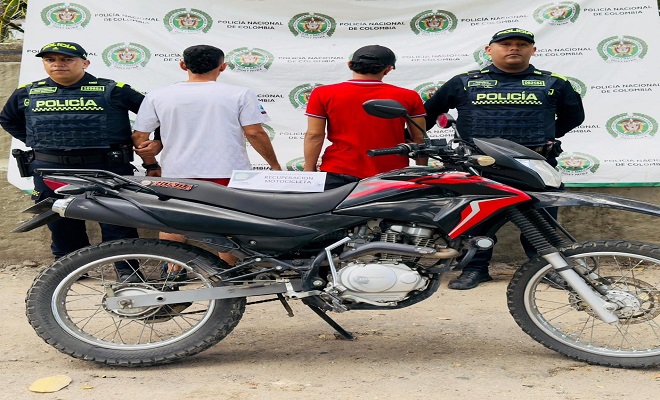 Polic&iacute;as custodian persona capturada se puede observar motocicleta recuperada 
