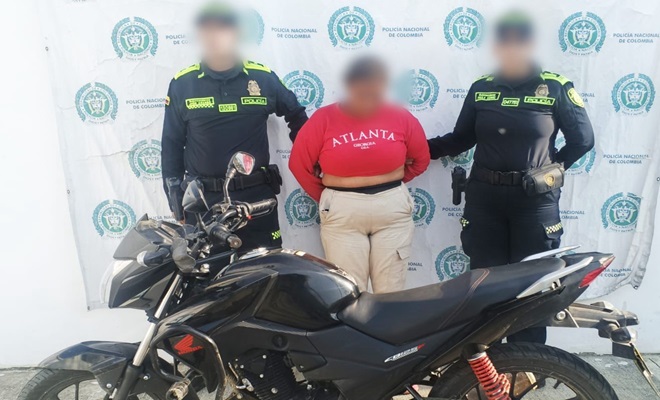 Dos funcionarios policiales, una mujer capturada y motocicleta recuperada 
