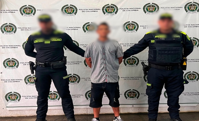 dos uniformados con una persona capturada por el delito violencia intrafamiliar 