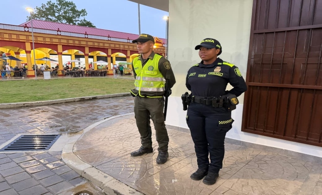 una patrullera y un auxiliar de policía Garantizando la seguridad de visitantes y asistentes en el Pueblito Cordobés.