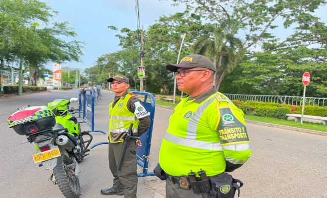 Dos policias garantizando la seguridad en la jornada deportiva 