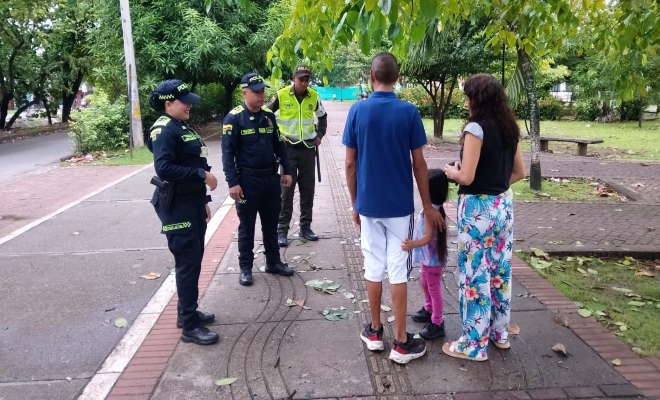 funcionarios policiales dialogando con la comunidad 