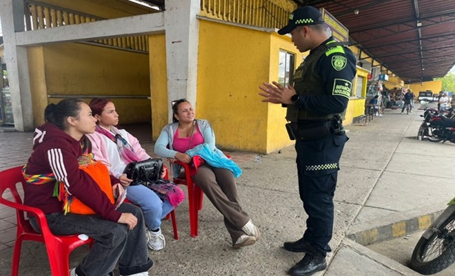 Un policía dialogando con la comunidad