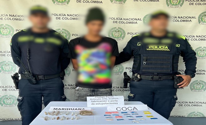 Dos polic&iacute;as y un sujeto capturado