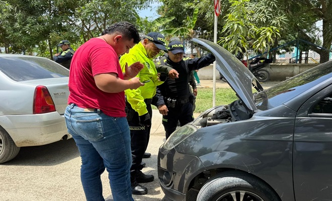 Dos polic&iacute;as con un ciudadano