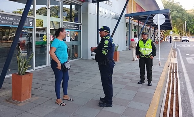 Dos funcionarios policiales y un ciudadano