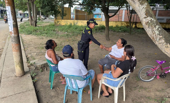 Ciudadan&iacute;a recibiendo tips de seguridad por parte de la polic&iacute;a