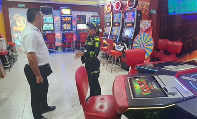 policía con la ciudadania