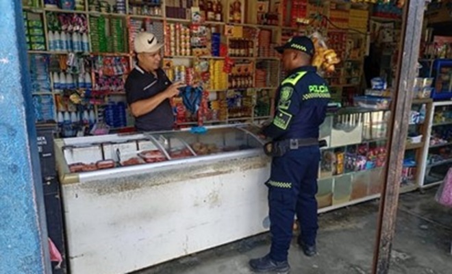 Policía con la ciudadanía dialogando