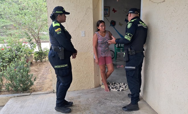 Policía comunitaria realizando campaña puerta a puerta