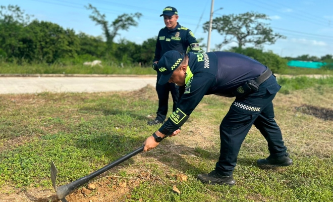 Dos funcionarios policiales realizando actividades de ornato en actividad de recuperaci&oacute;n de espacio p&uacute;blico 