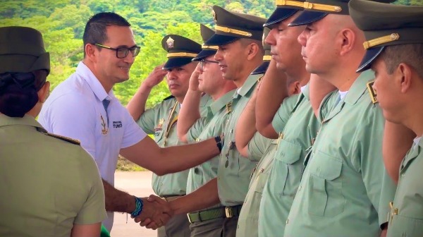 Policías saludando al Secretario de Gobierno del Putumayo