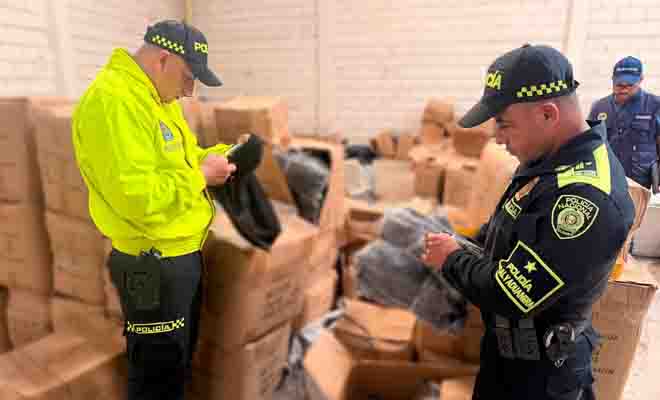 Policías verificando la legalidad de las confecciones.