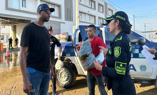 Policía con dos ciudadanos