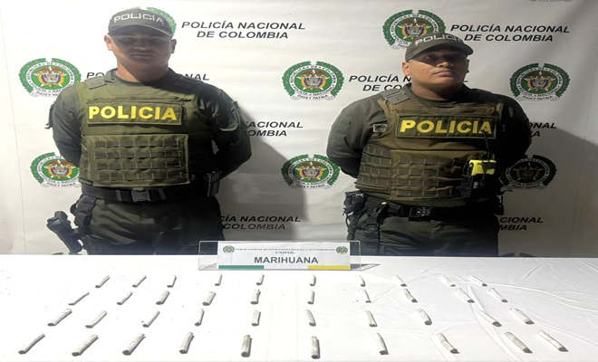 Policías con elementos incautados