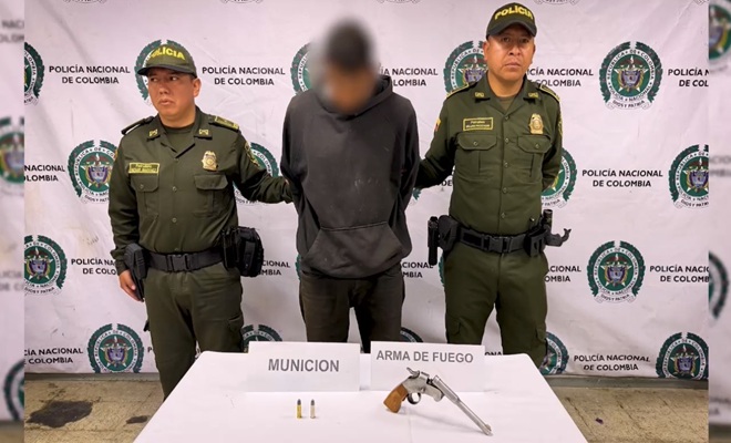 dos policías, un capturado, y un arma de fuego incautada