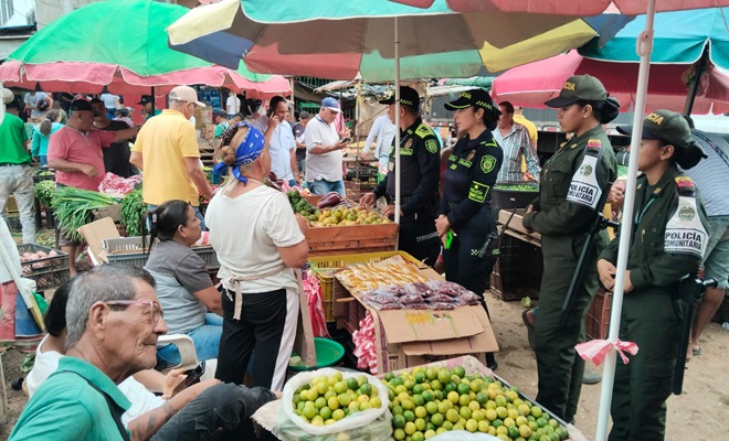 Policía con la ciudadanía en plaza de mercado del sur de Montería