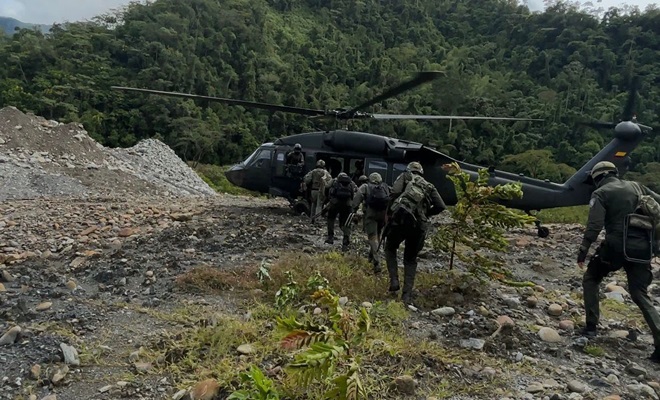 Policías se suben a un helicóptero 