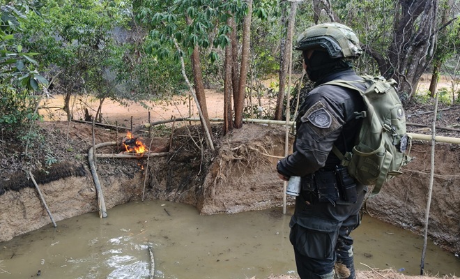 Polic&iacute;a destruye maquinaria usada para miner&iacute;a ilegal