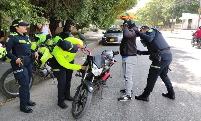 Policía realizando actividades de registro y control
