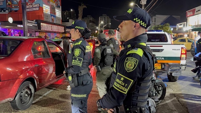 Policias de Infancia y Adolecensia realizando planes de prevención