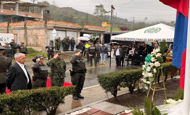 Policías rindiendo homenaje