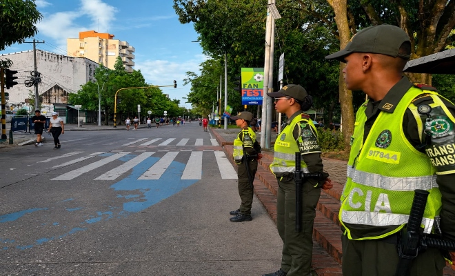 La Seccional de Tránsito y Transporte desarrolla acciones de prevención, control vial y acompañamiento a las familias y deportistas que participan en esta actividad sobre la avenida Primera.