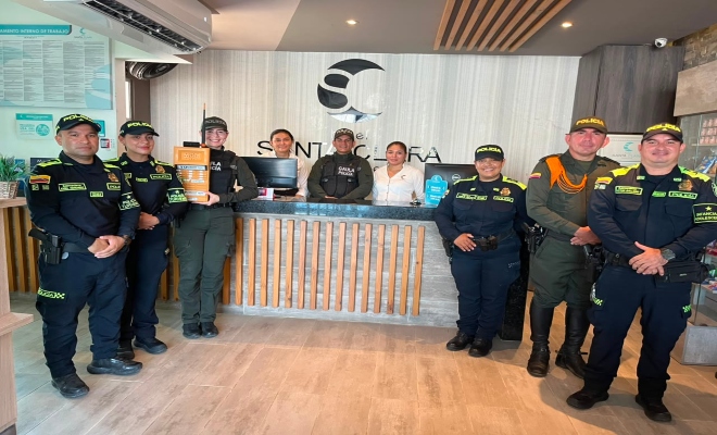 seis uniformados en una recepción de hotel con dos trabajadoras en campaña  educativa 