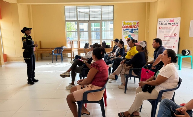 un policía en un auditorio y once personas recibiendo charla sobre violencia basada en genero en la ciudad de montería 