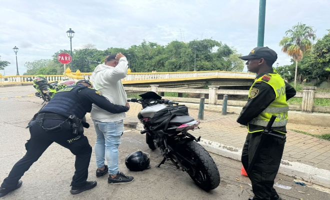 dos uniformados realizan registro a personas en vía publica a un ciudadano y una motocicleta