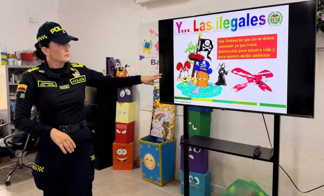 Funcionaria policial dando recomendaciones de prevención sobre el consumo de drogas a estudiantes de la Institución Educativa El Dorado