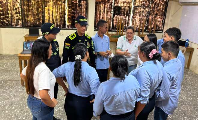 dos funcionarios policiales con jóvenes en actividad de integración en el programa ‘Jóvenes a lo Bien’ 