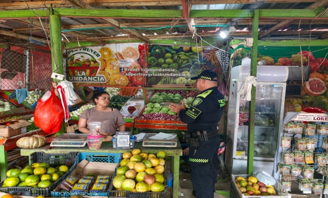 un policía brindando recomendaciones de seguridad a un ciudadano 