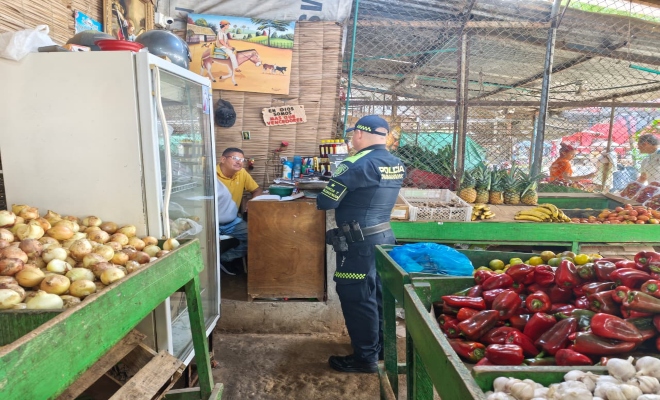 un policía brindando recomendaciones al sector comercio 
