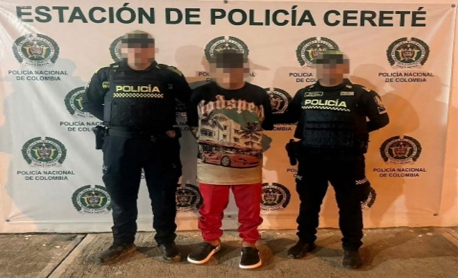  Dos uniformados de la Polic&iacute;a Nacional junto a una persona capturada por el presunto delito de violencia contra servidor p&uacute;blico
