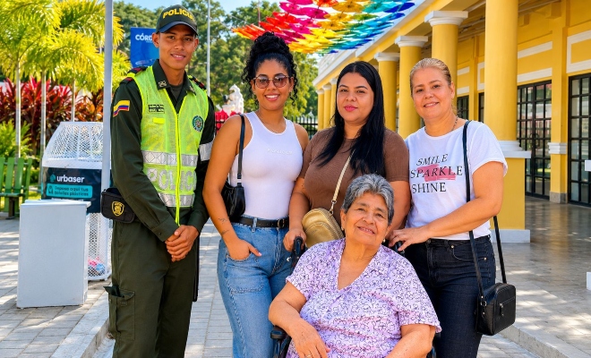 un auxiliar de policía con cuatro ciudadanas en la feria de la ganadería  