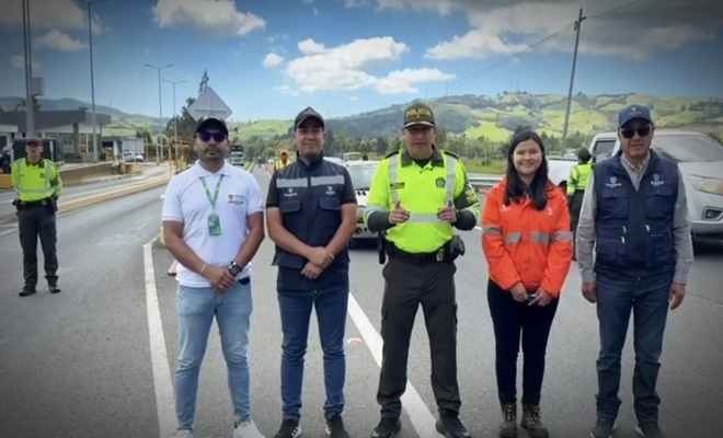 5 personas, un funcionario de tránsito municipal, un hombre, dos policías una funcionaria de seguridad vial un un hombre 