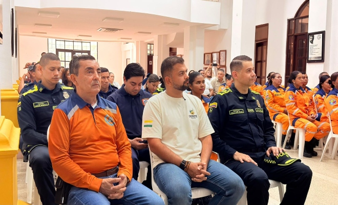 varias personas sentadas en un auditorio junto con el seño comandante de la policia metropolitana